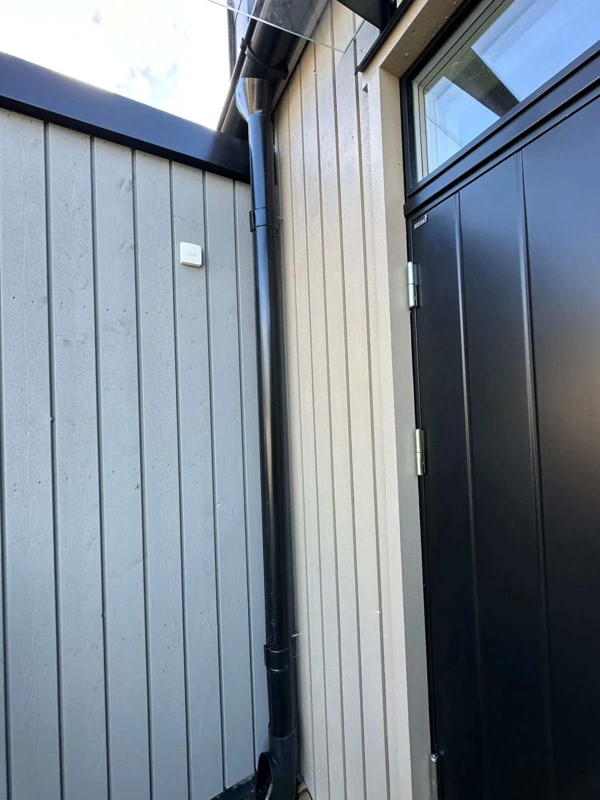 Modern byggnad med korrugerad metallvägg