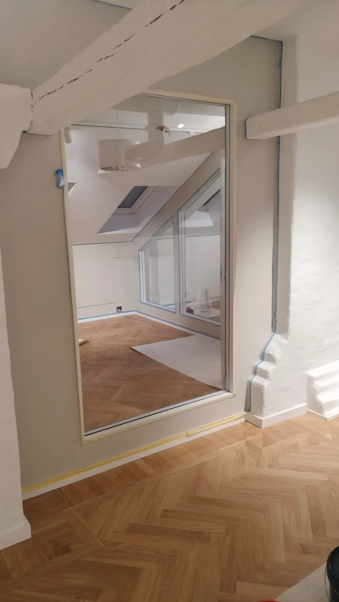 Modernt renovat interiör med glasvägg
