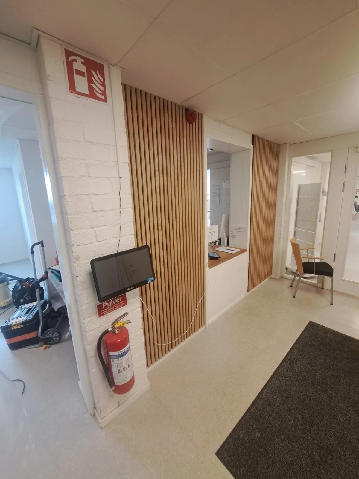 Renoverat kontorutrymme med trädetaljer