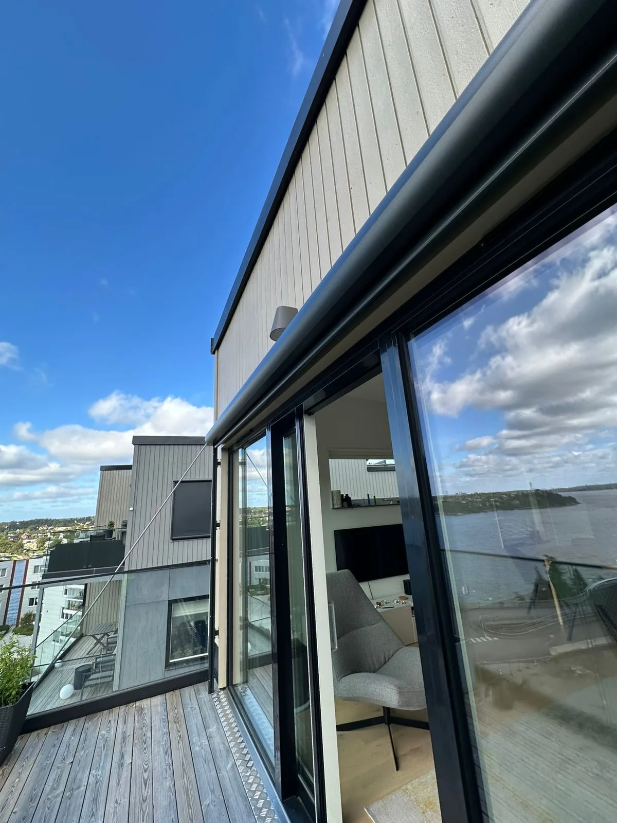 Modernt boende med glasfasad och utblick