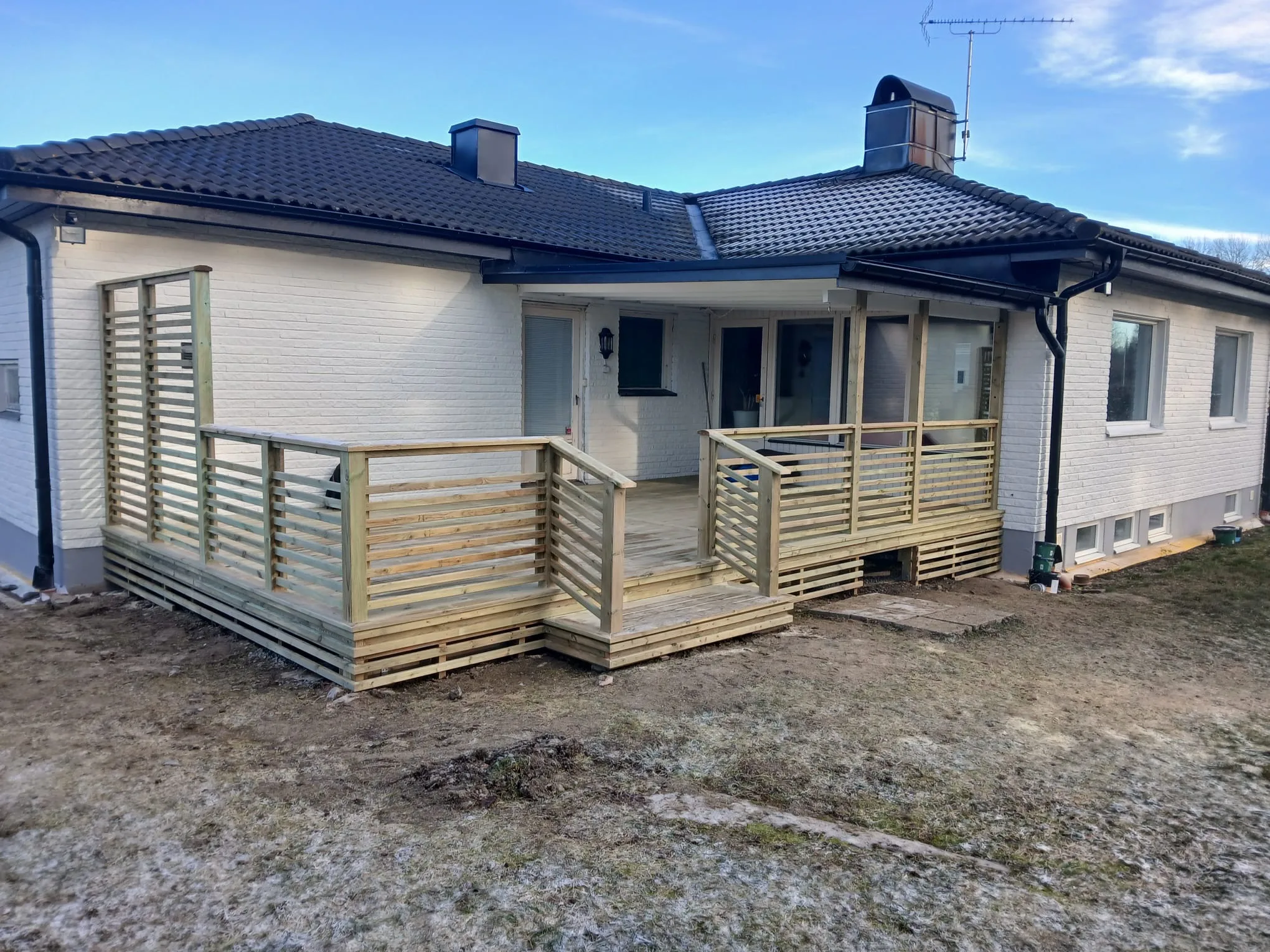 Modernt bostadshus med träterrass