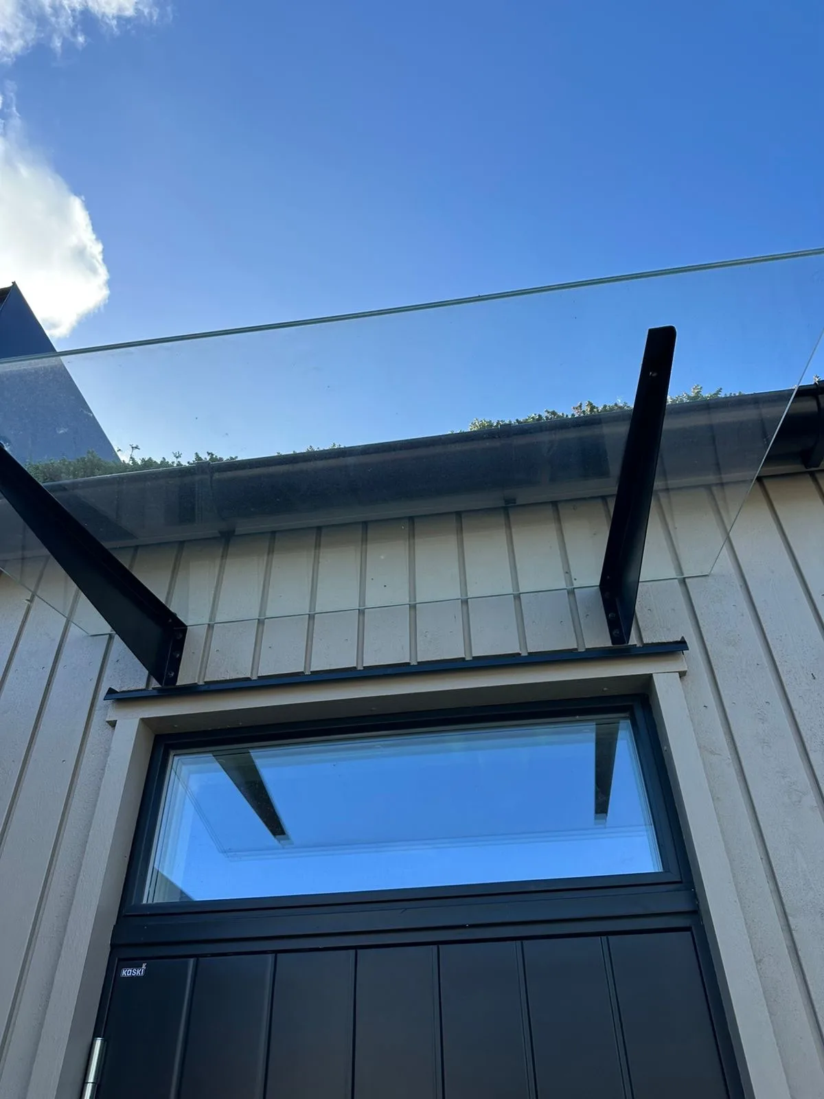 Vit fasad med horisontell glasvägg