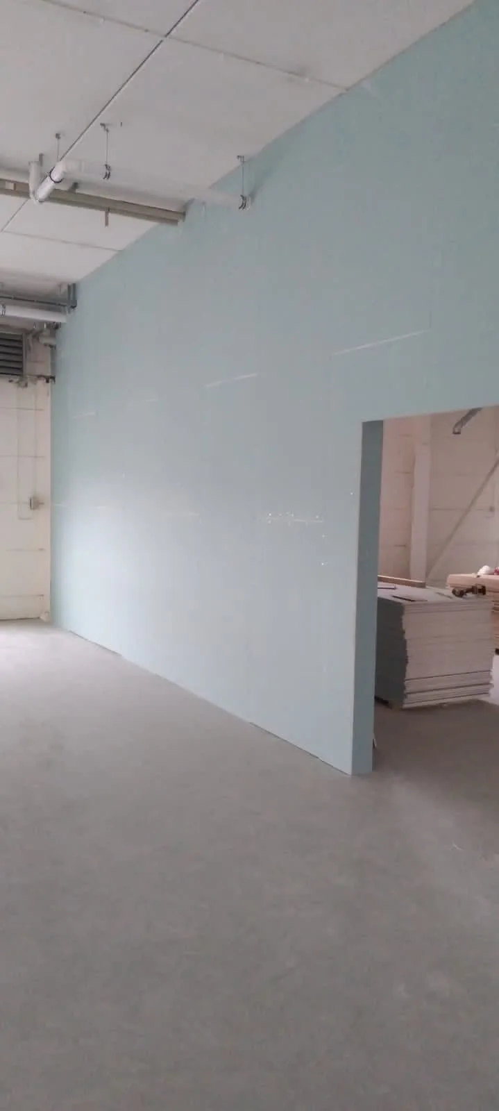 Inredning av vägg med ljusblå färg i en byggnad för renovering