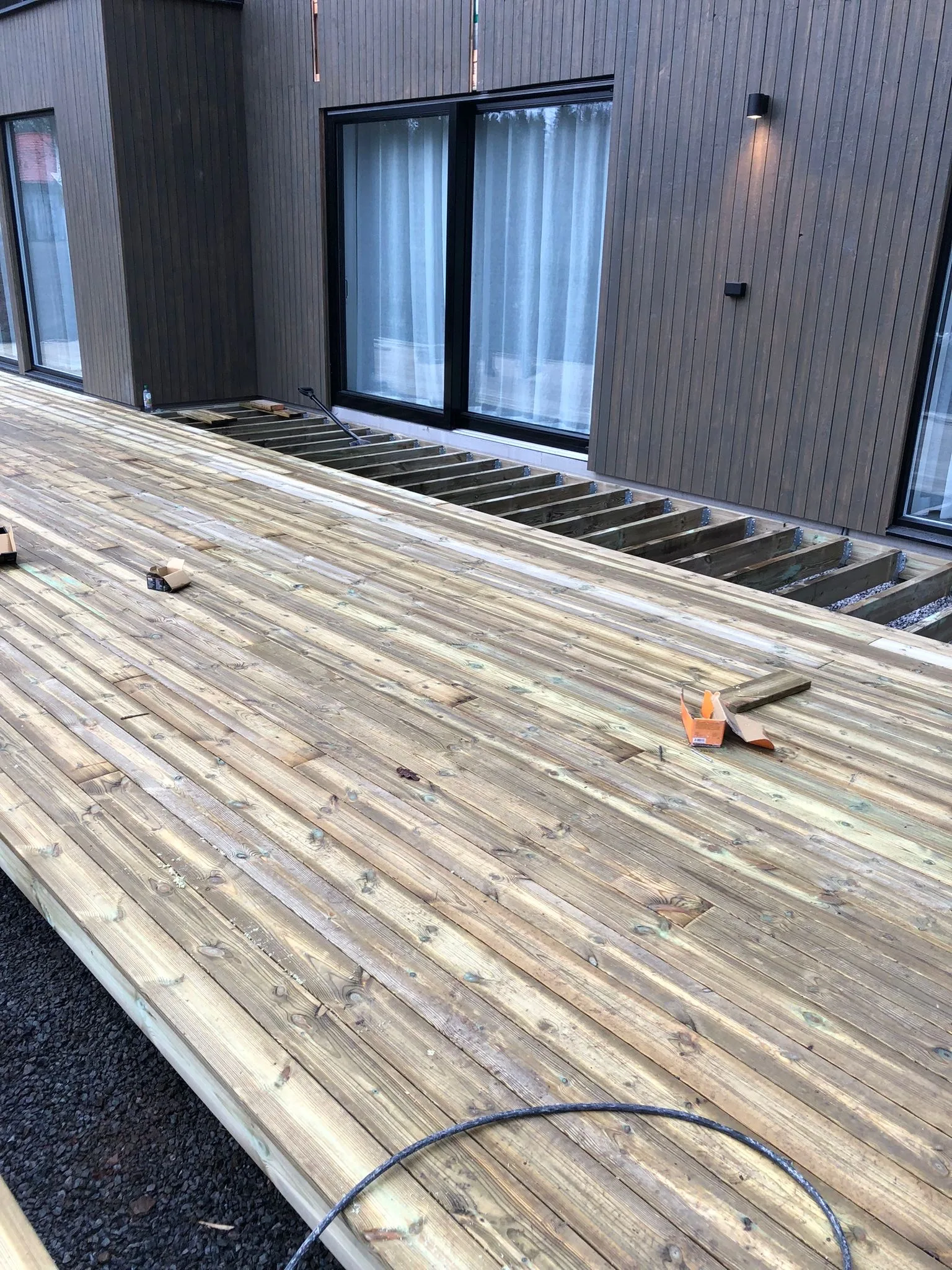 Nyinstallerad trädäck på hus, med noggrant arbete synligt i detaljerna