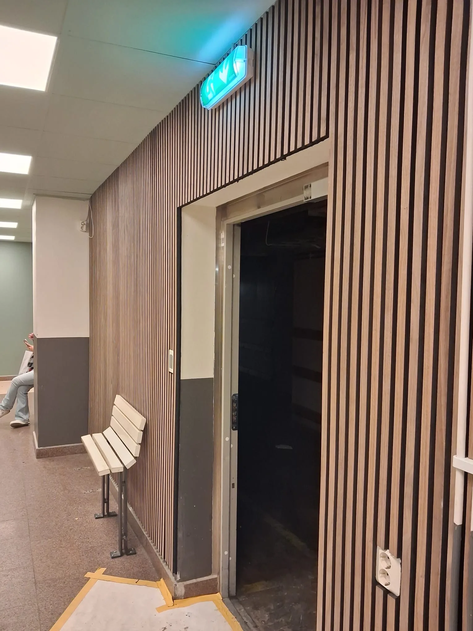 Modern hallvägg med lodrät träpanel