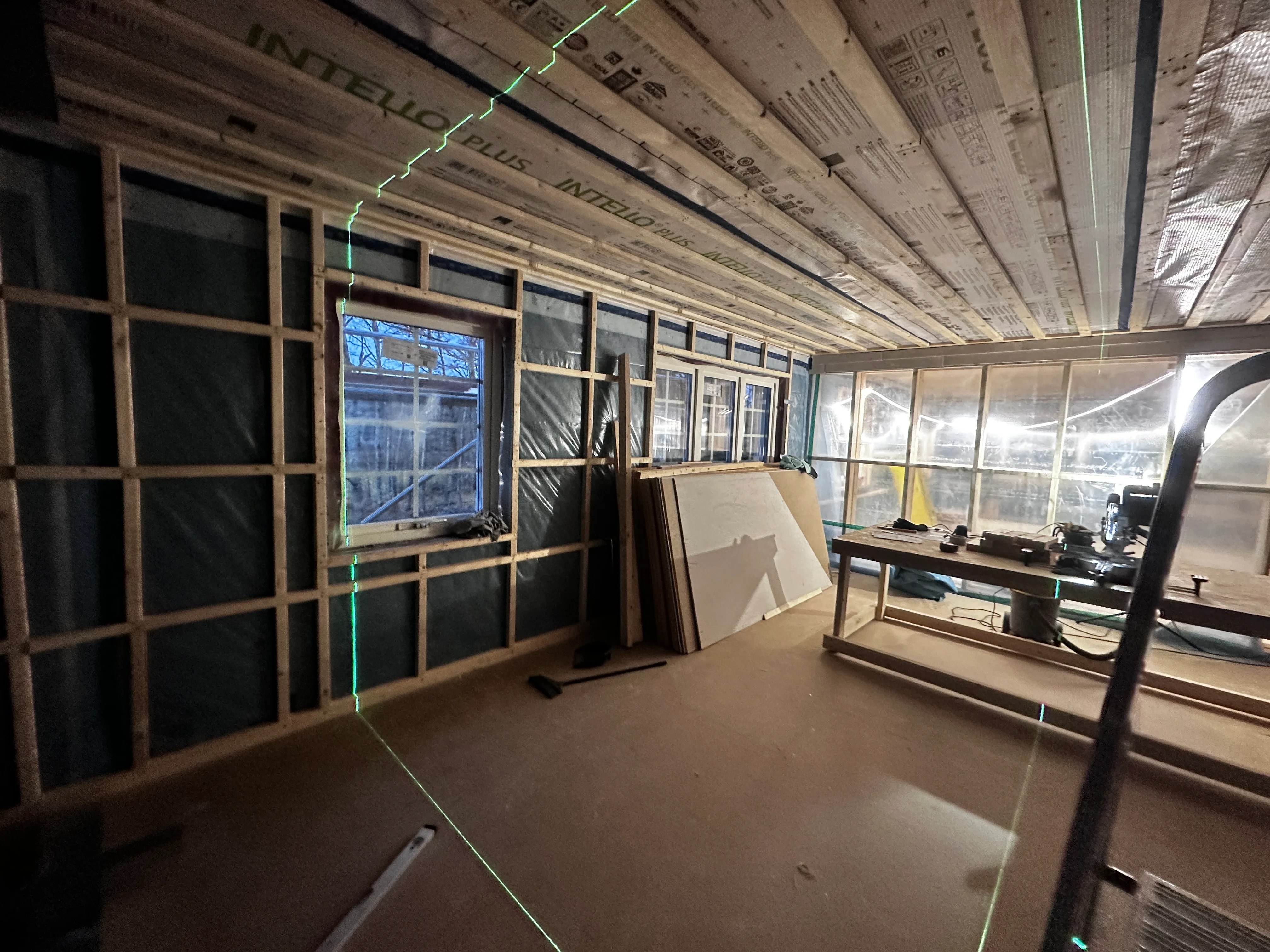 Utrymme under renovering med andra material och verktyg synliga