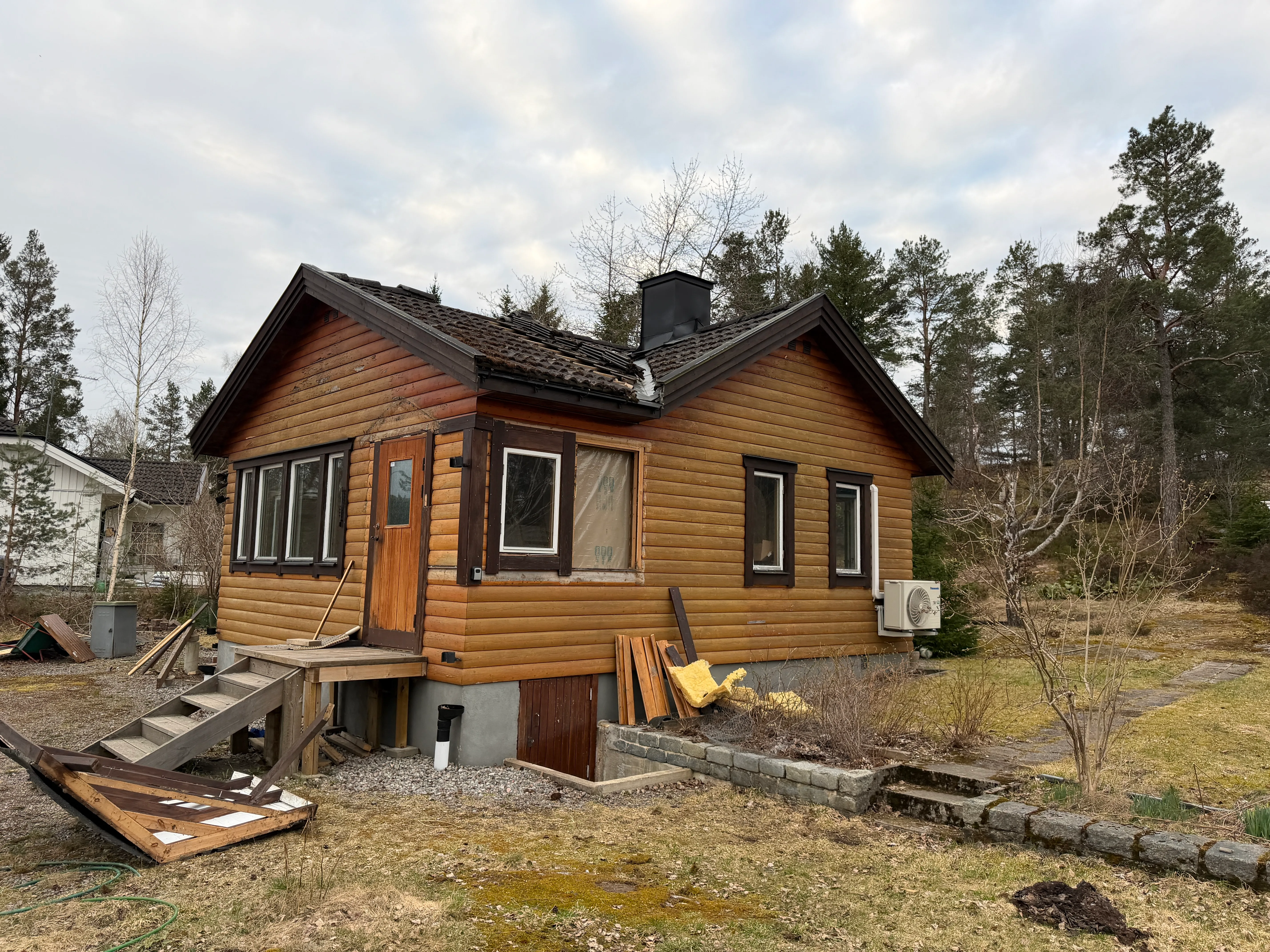 Modernt renoverat bostadshus med träfasad