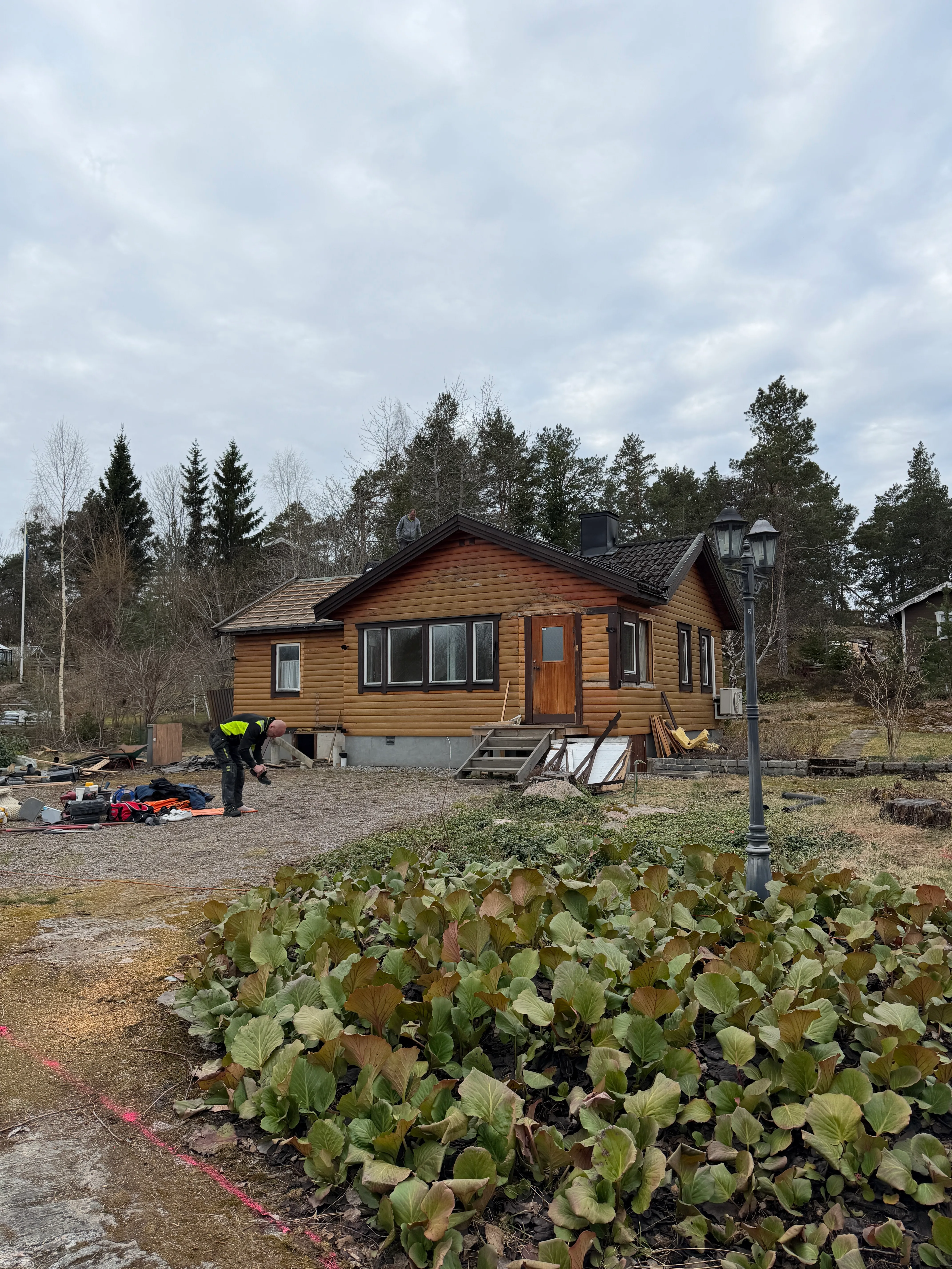 Modernt trähus under renovering på bygget