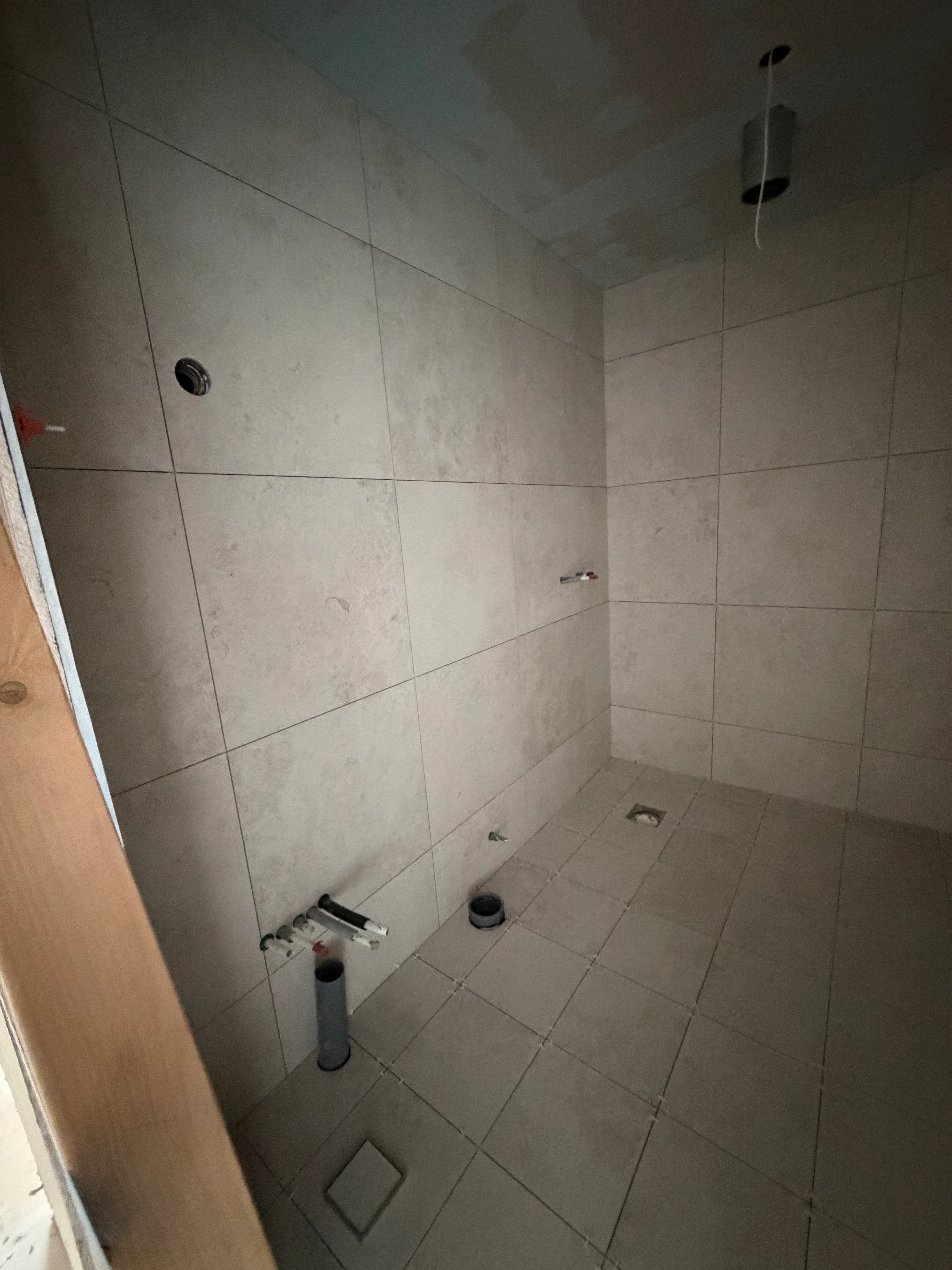 Badrum under renovering med tegelpanel