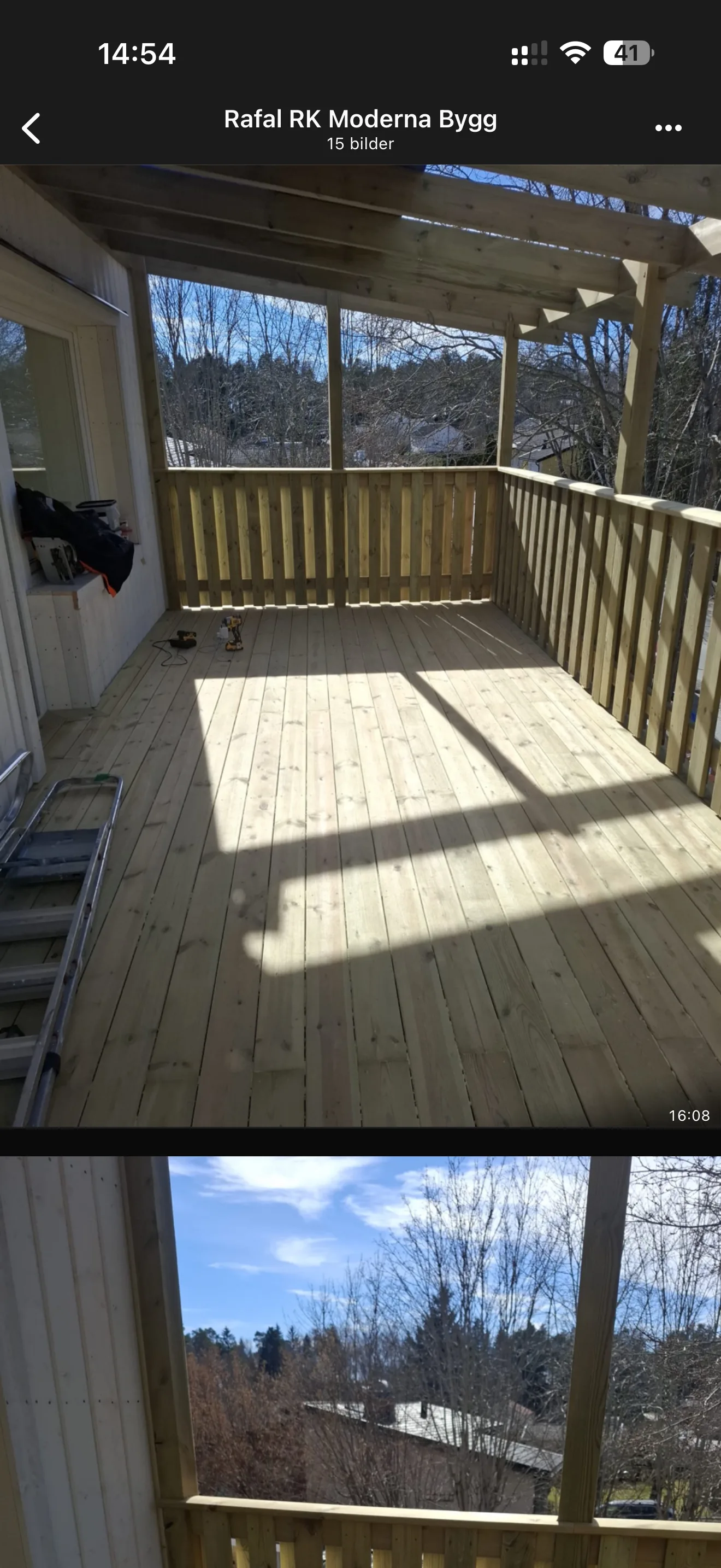 Modernt utomhusdecke med skogsutsikt