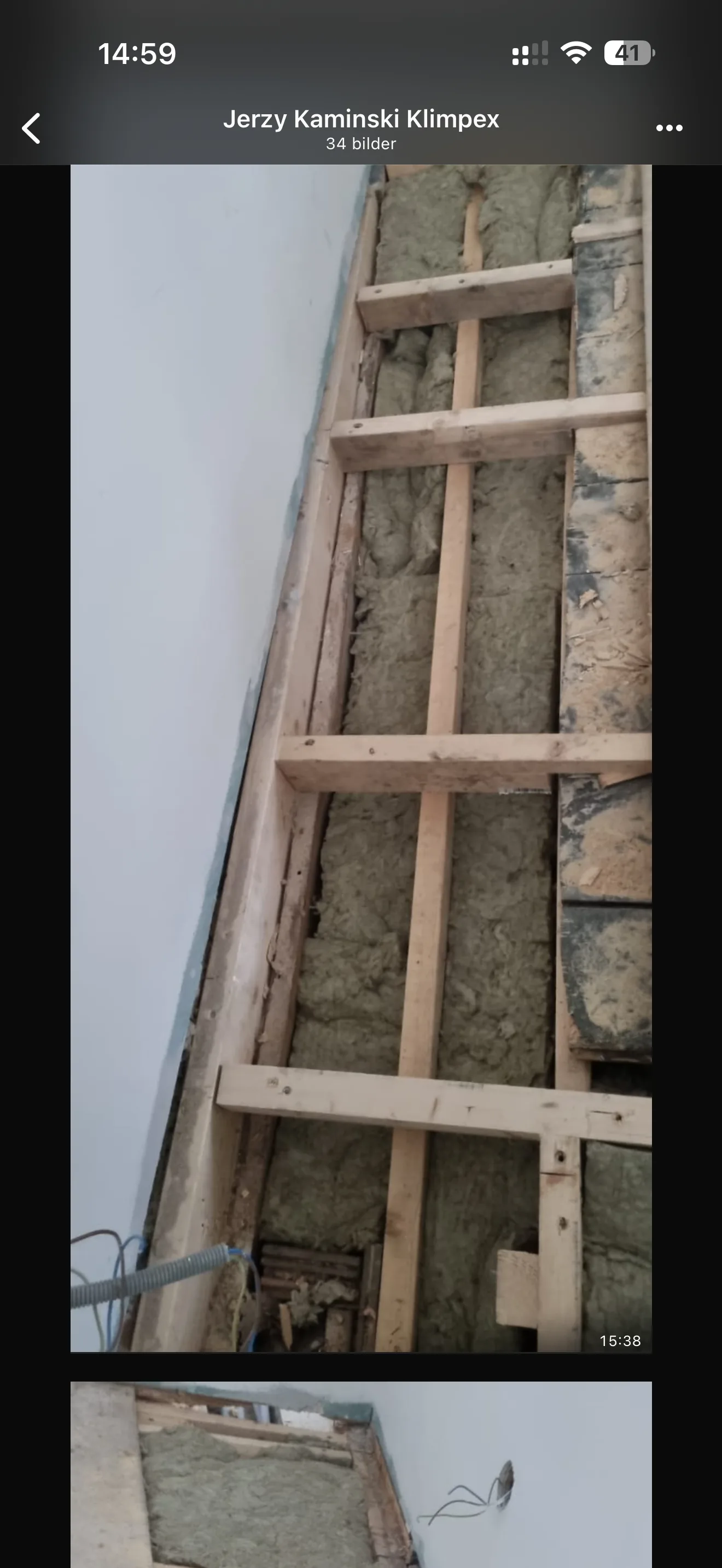 Väggkonstruktion med mineralullsisolering under byggnation