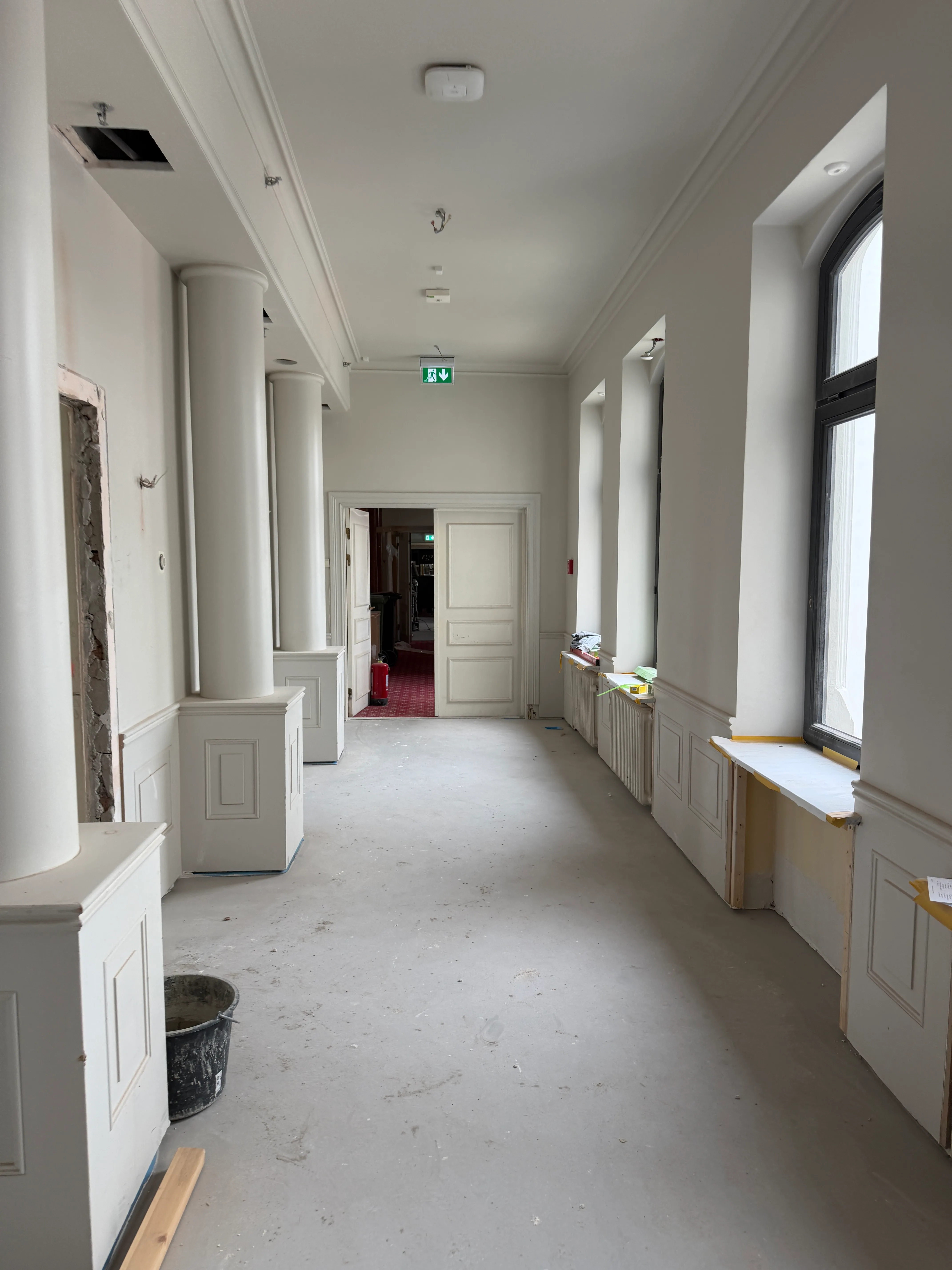 Renoverad korridor med stora fönster