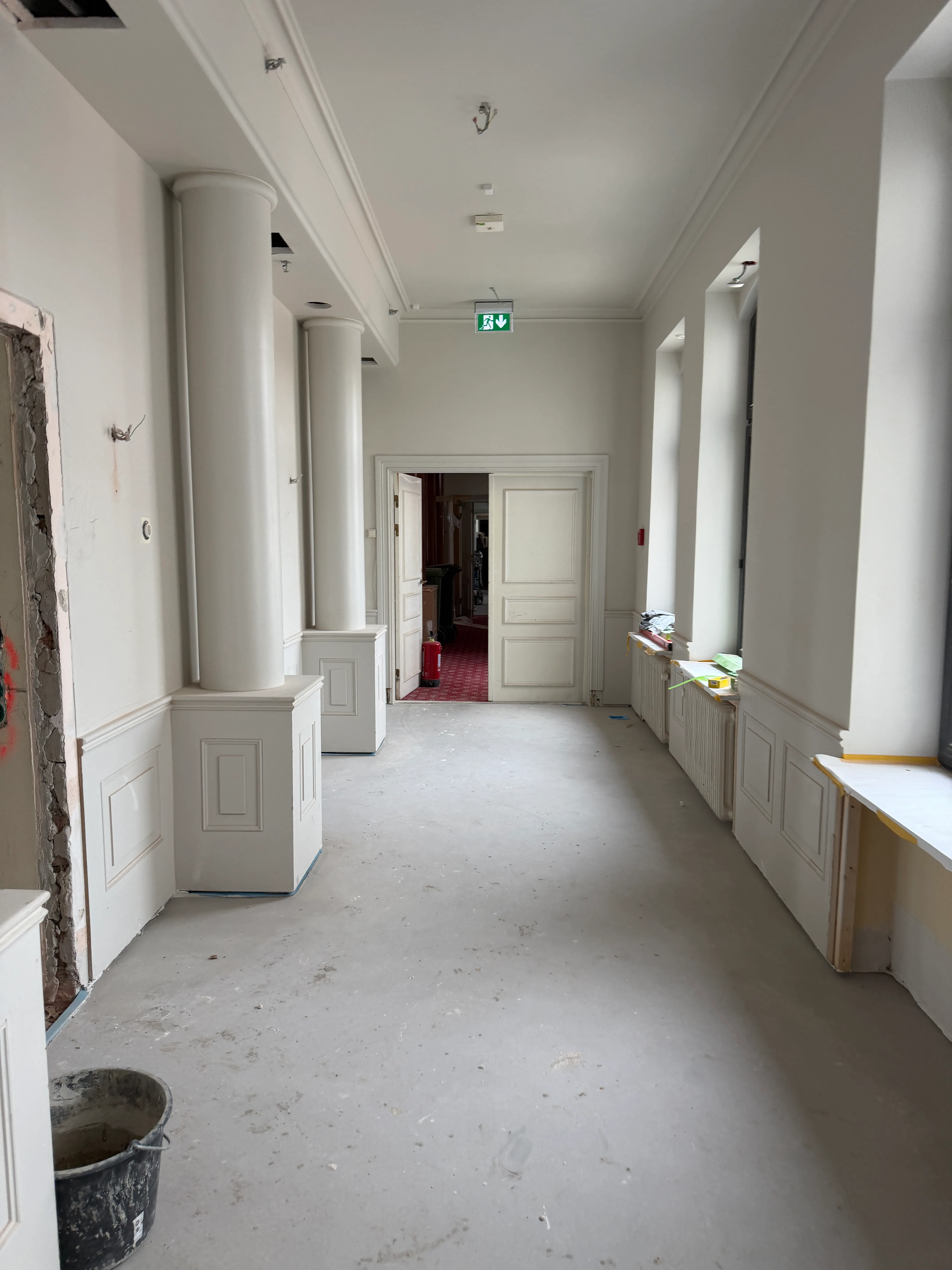 Renoverad hallinteriör med vita pelare