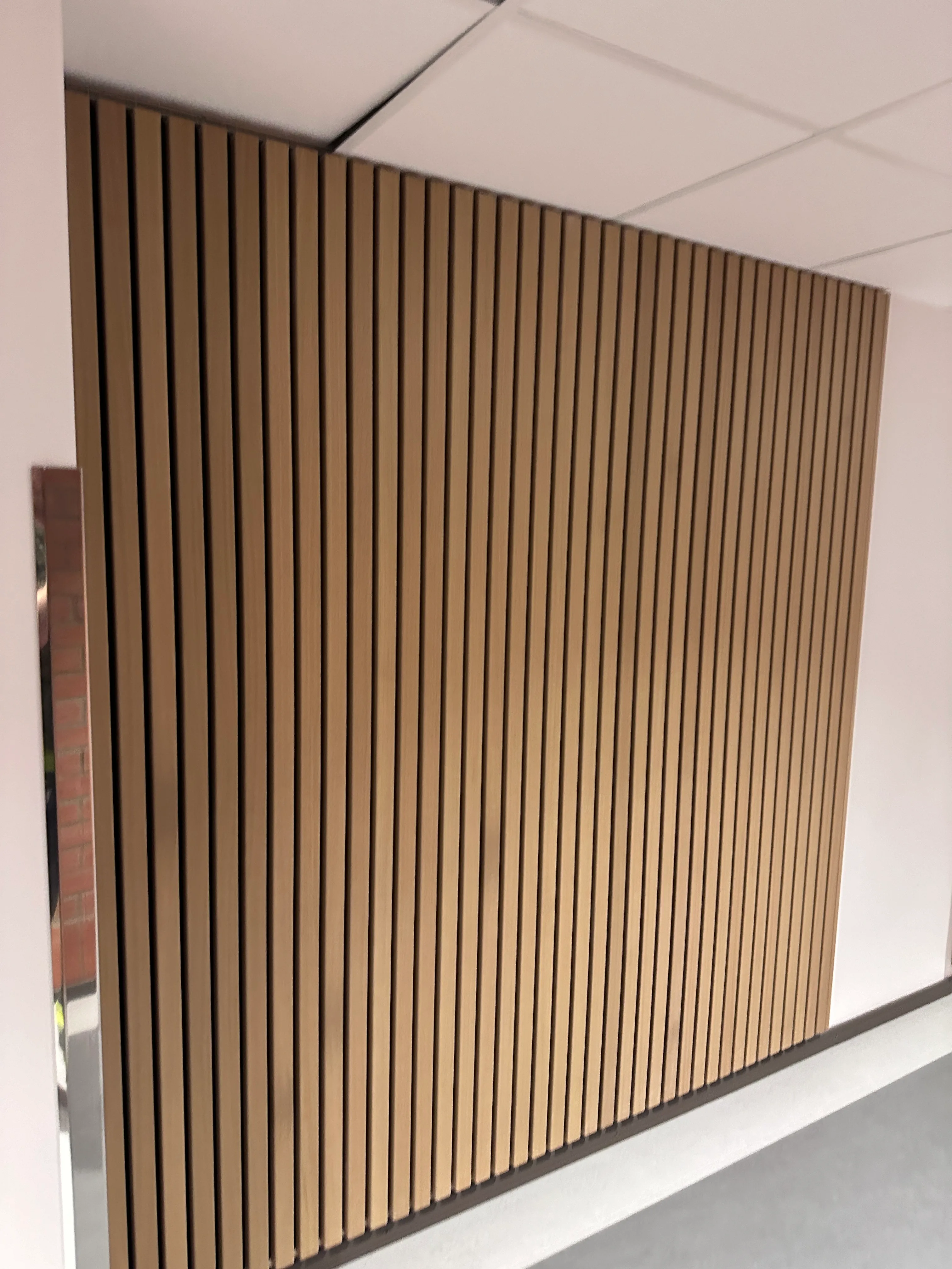 Vacker och modern träpanel på väggen, perfekt för inredning och renovering