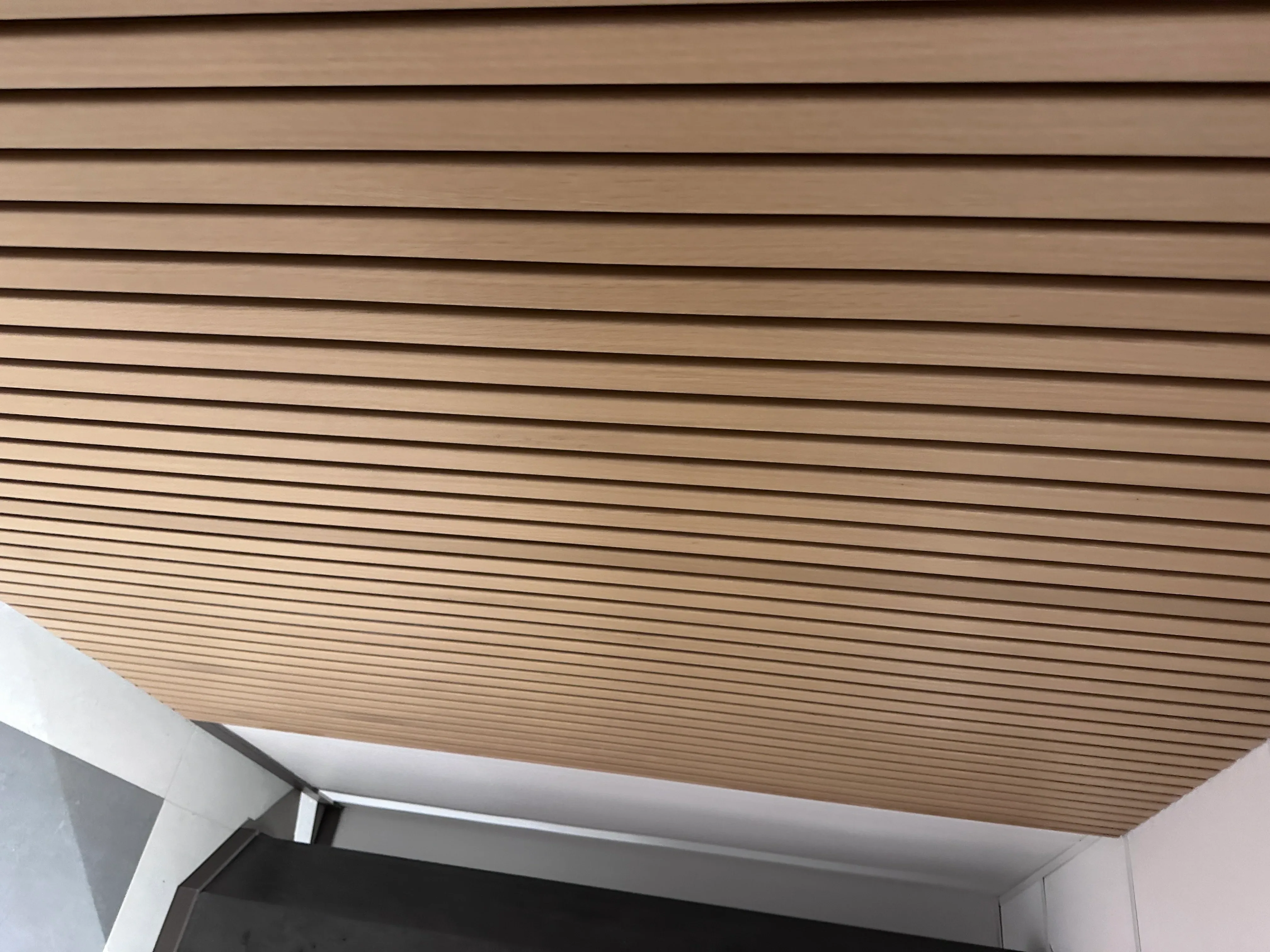 Träpanel med vertikala ribbor som visar detaljrikedom i snickeri