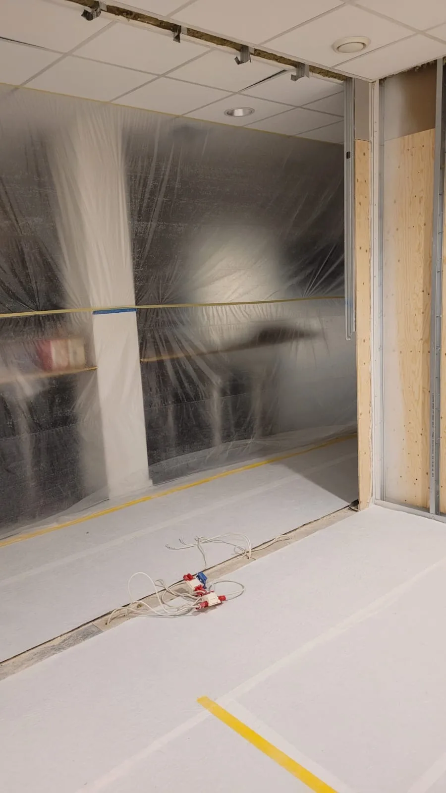 Renovation av rum med skyddande plast och avskiljning för byggarbeten
