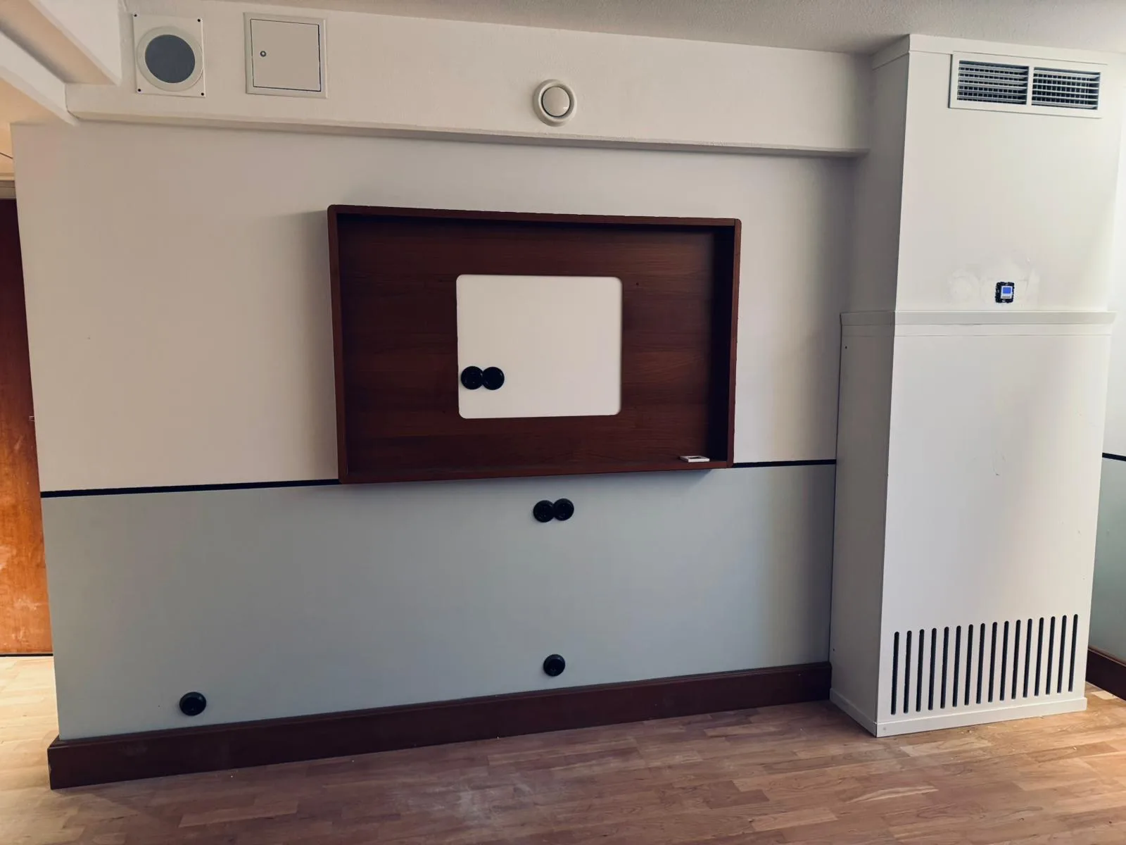 Vägginstallation med skåp och lufthantering
