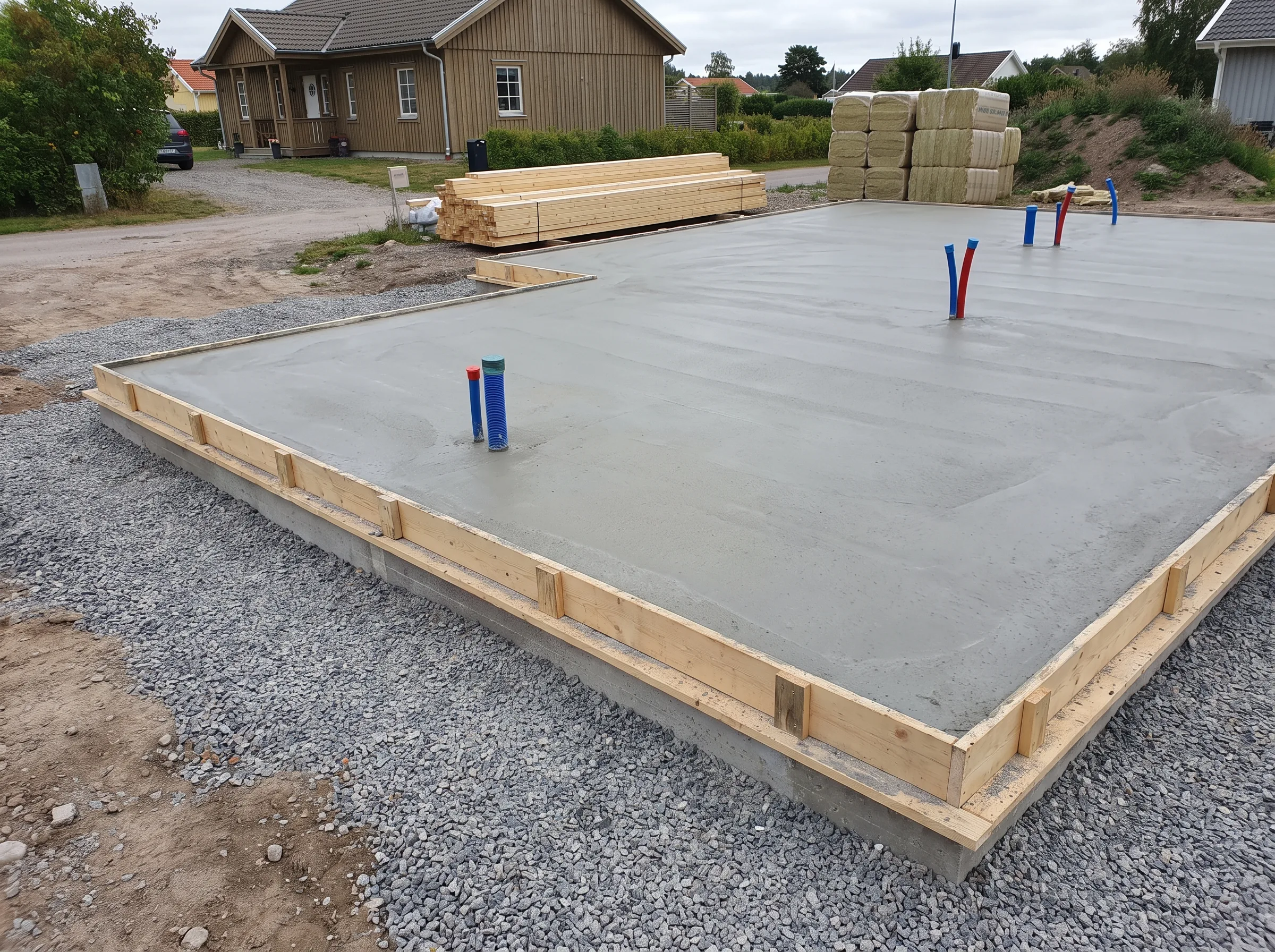 Nybyggnation av husgrund med betongplatta och vattenledningar
