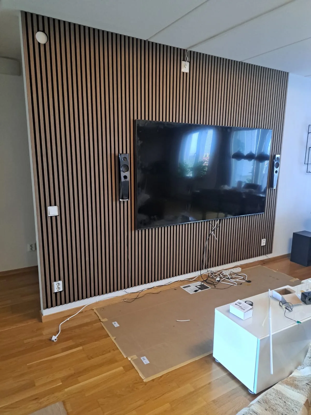Inredning med träpanel och TV-installation i modern miljö
