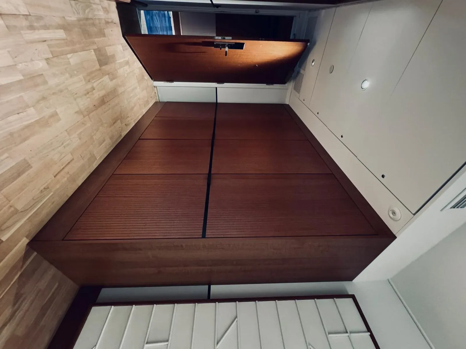 Inre av en modern hall med träpanel och dörr, fokus på detaljer och design