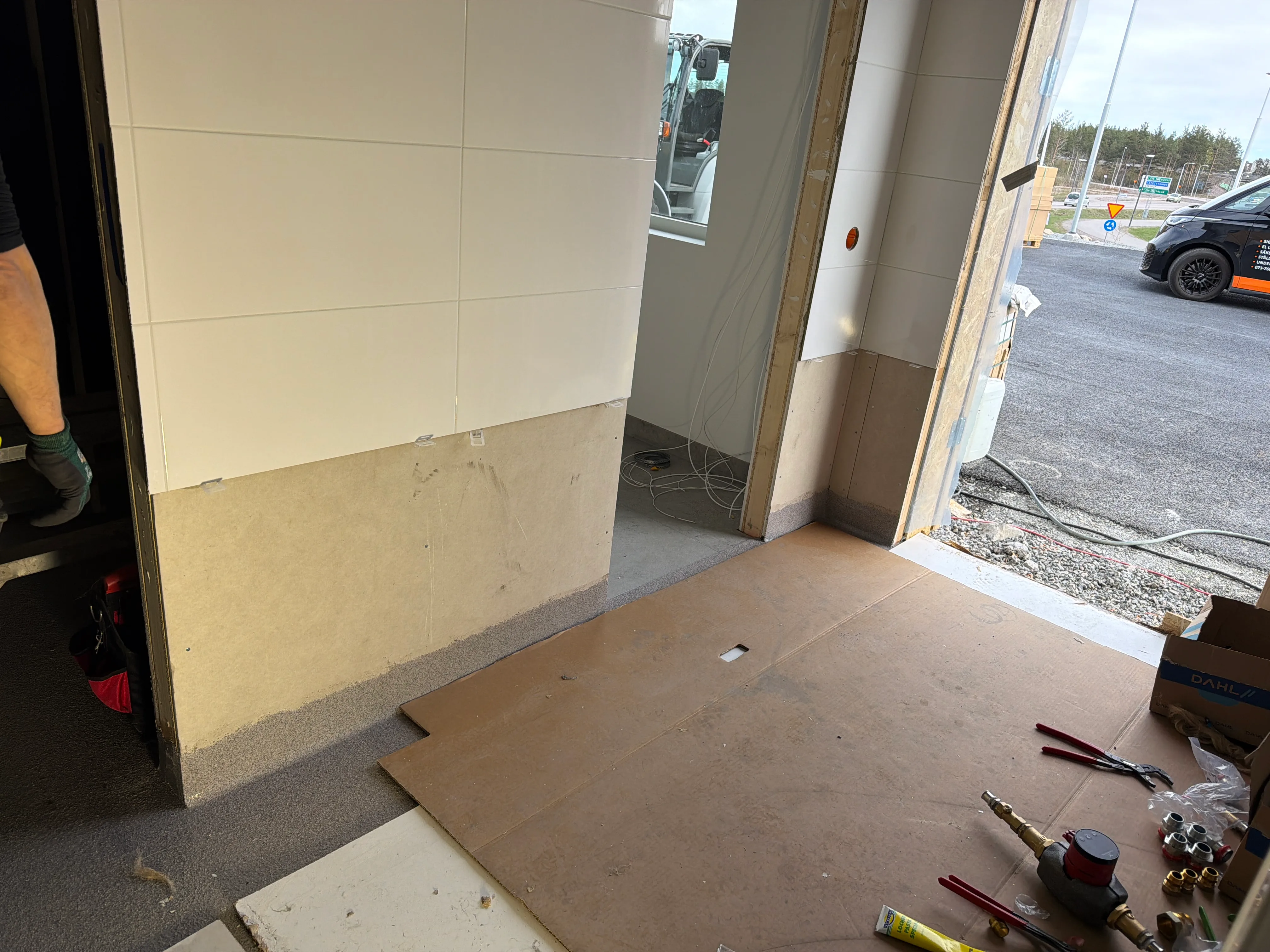 Visar en del av renoveringsprojekt med väggplattor och golvmaterial för husrenovering